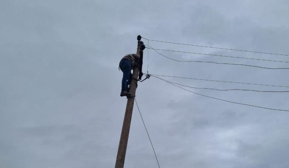 Moti i keq, dëme në rrjet/OSSH: 1500 elektricistë po punojnë për eliminimin e avarive
