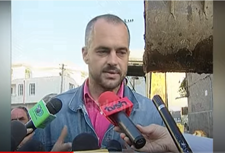 Edi Rama inspekton punimet e rrugës “Mine Peza” gjatë fushatës elektorale &#8211; (30 Shtator 2003)