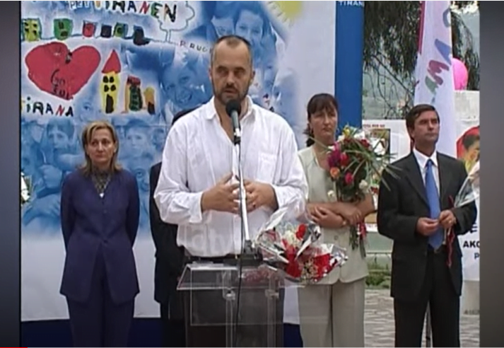 Edi Rama miting në njësinë 5, prezanton sfidat e bashkisë për mandatin e dytë &#8211; (3 Tetor 2003)