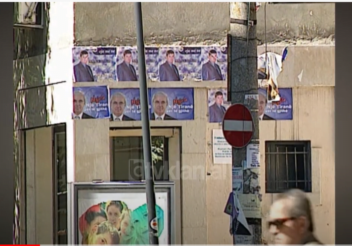 Posterat e fushatës elektorale “pushtojnë” fasadat e pallateve &#8211; (10 Tetor 2003)