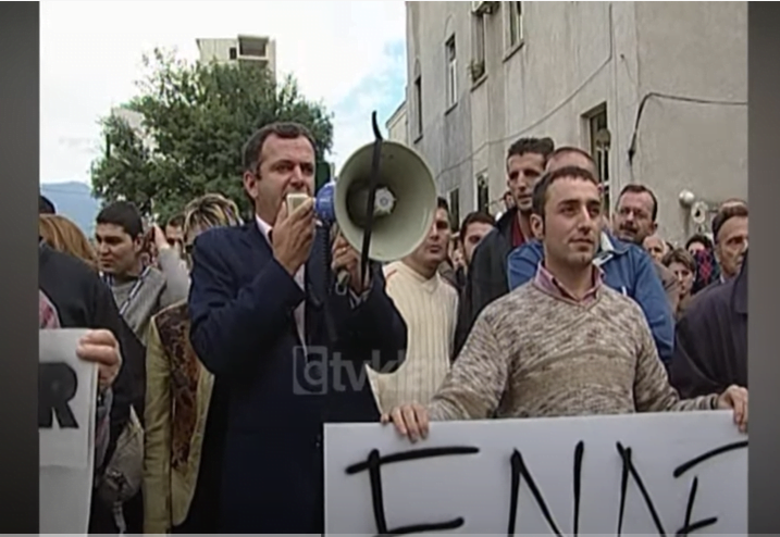 Protesta e gazetarëve dhe qytetarëve kundër ministrit Luan Rama &#8211; (18 Tetor 2003)