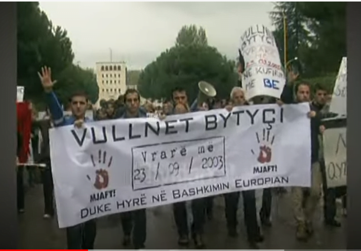 Lëvizja Mjaft protestë për vrasjen e Vullnet Bytyçit në kufirin grek &#8211; (24 Tetor 2003)