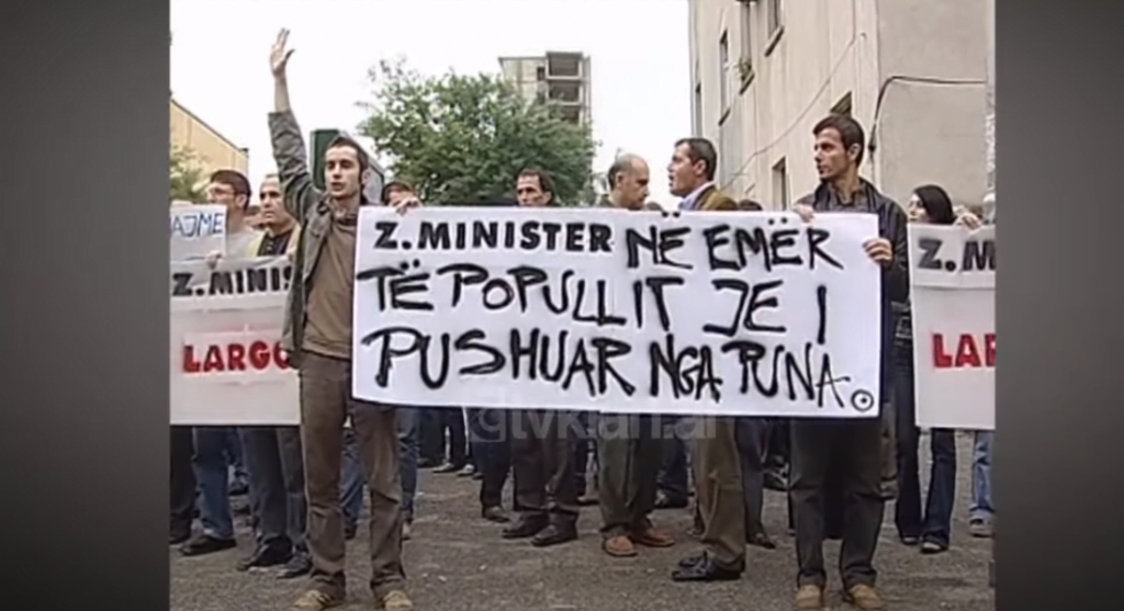 Lëvizja “Mjaft” dhe përfaqësues të mediave protestojnë para Ministrisë së Rendit (16 Tetor 2003)