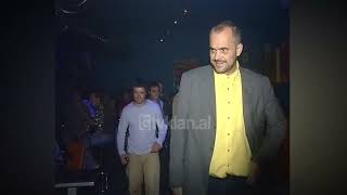 Edi Rama feston fitoren me stafin dhe vullnetarët që e mbështetën gjatë fushatës (15 Tetor 2003)