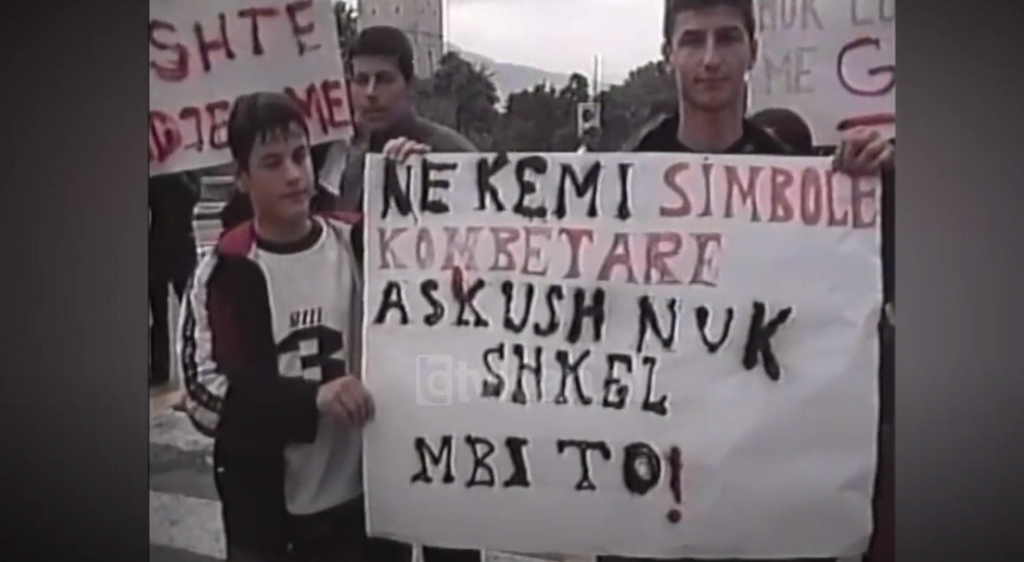 Të rinjtë e Elbasanit organizojnë tubim solidariteti me simbolet kombëtare (22 Tetor 2003)