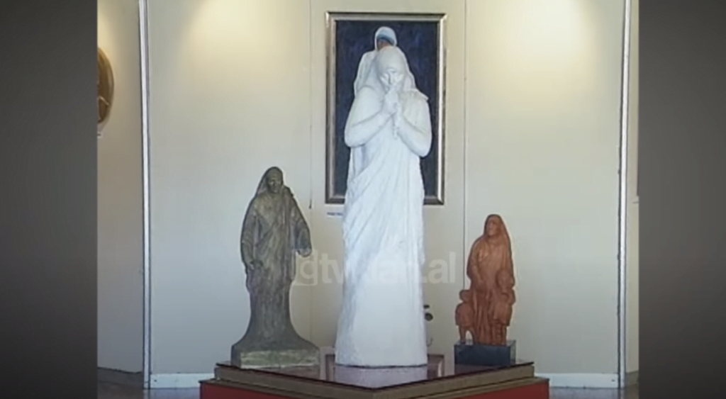 Nënë Tereza tashmë ka edhe këndin e saj në Muzeun Historik Kombëtar në Tiranë (17 Tetor 2003)