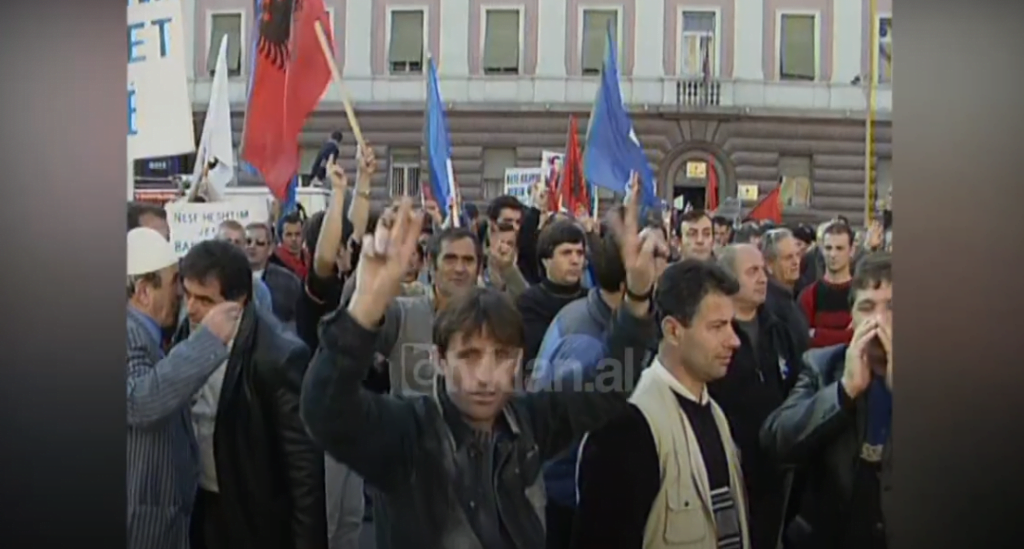 PD rinis protestat e saj në funksion të votës së lirë (2 Dhjetor 2003)