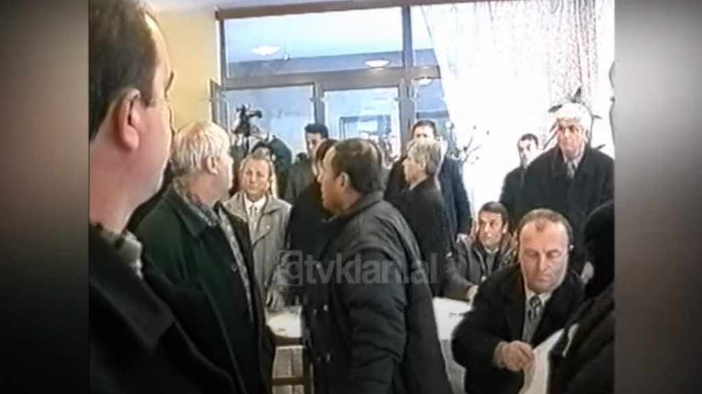 Mbledhja e Këshillit të Qarkut Elbasan shoqërohet me përplasje të dhunshme (9 Janar 2004)