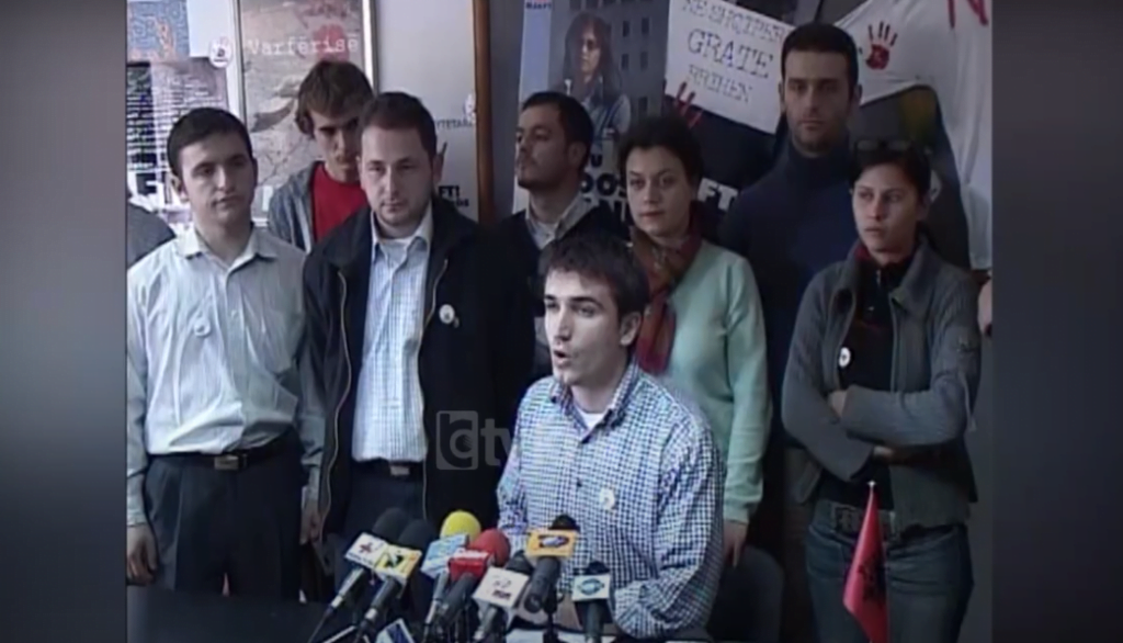 Erion Veliaj në konferencë për shtyp për të qartësuar qëllimin e lëvizjes “Mjaft” (16 Janar 2004)