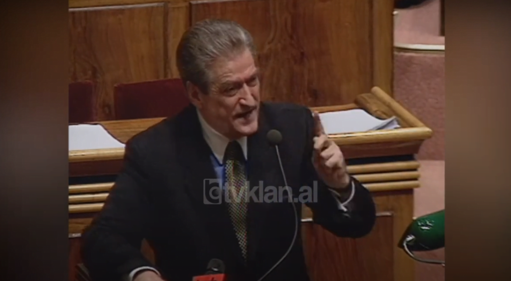 Sherr në parlament bllokohet seanca për miratimin e paketës fiskale (15 Dhjetor 2003)