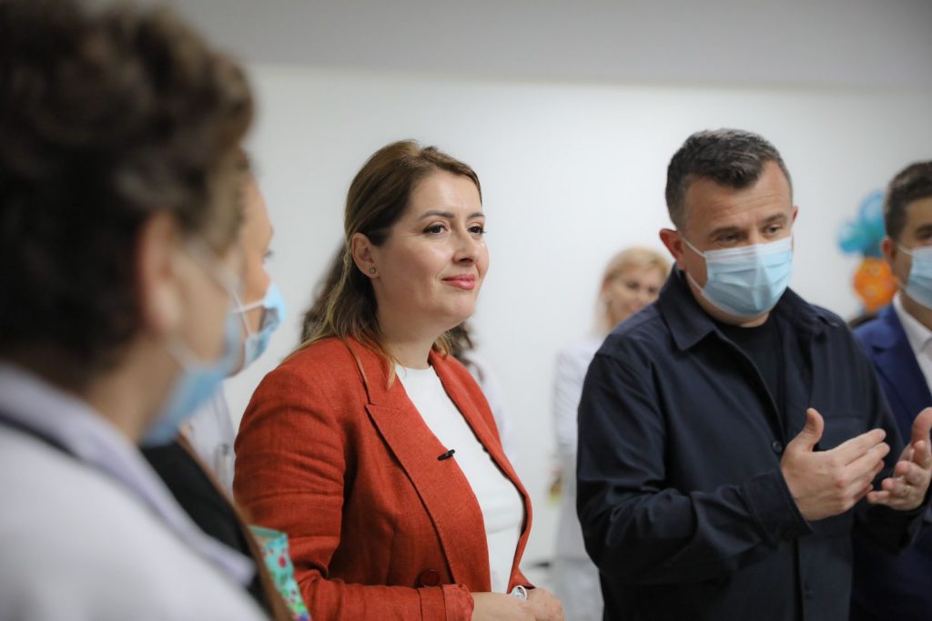Manastirliu-Balla inspektojnë Pediatrinë e Fierit: 80 mjekë të rinj specialistë në spitalet rajonale