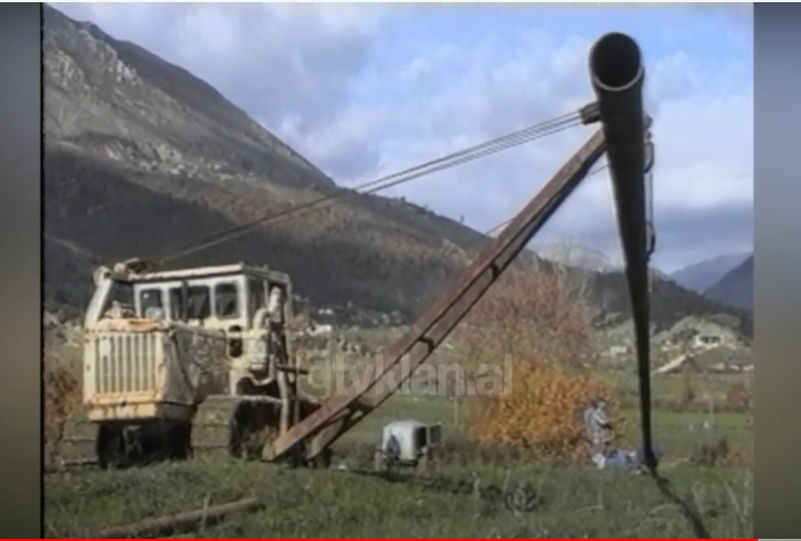 Gjirokastër, banorët e fshatit Shtëpëz protestojnë për tubacionet e gazit &#8211; (12 Dhjetor 2003)