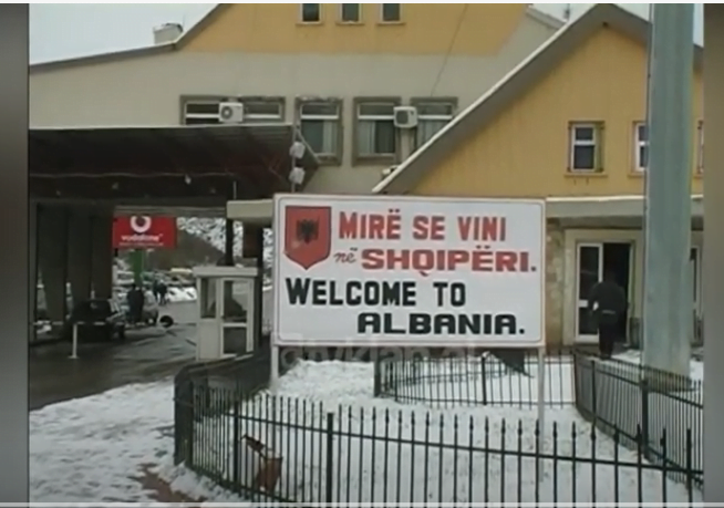 Radhë të gjata emigrantësh në doganën e Kapshticës &#8211; (26 Dhjetor 2003)