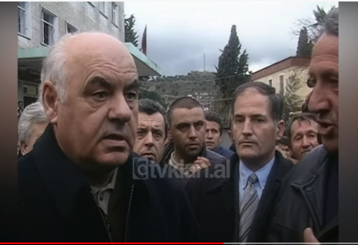 Presidenti Moisiu dhe ministrat vizitojnë familjarët e tragjedisë në Vlorë &#8211; (10 Janar 2004)