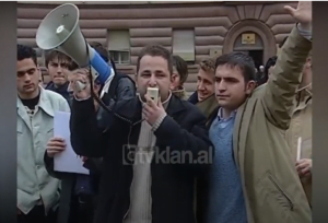 Lëvizja Mjaft protestë para kryeministrisë për tragjedinë e Vlorës &#8211; (14 Janar 2004)