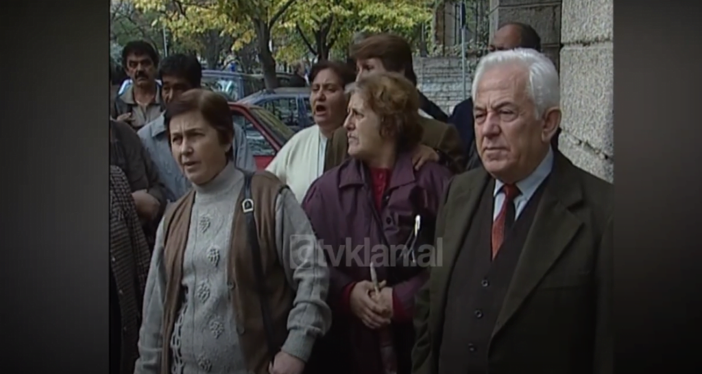 Qytetarët që humbën banesat në firmat piramidale protestë para parlamentit (18 Nëntor 2003