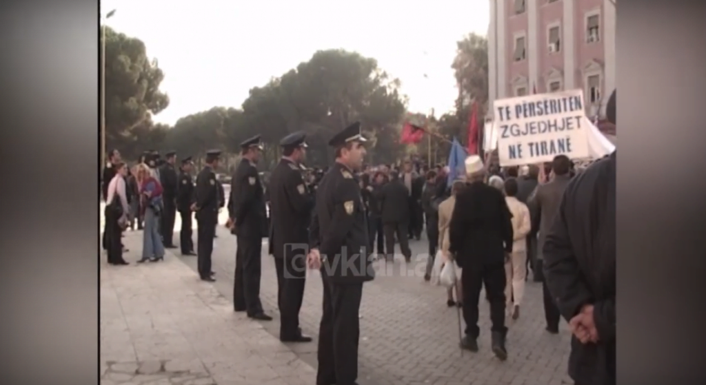 Policia forcon masat në kryeqytet për protestat e PD-së (2 Dhjetor 2003)