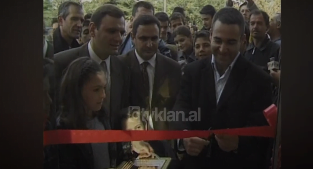 Inaugurohet dyqani më i ri i Vodafone në Shkodër (8 Nëntor 2003)