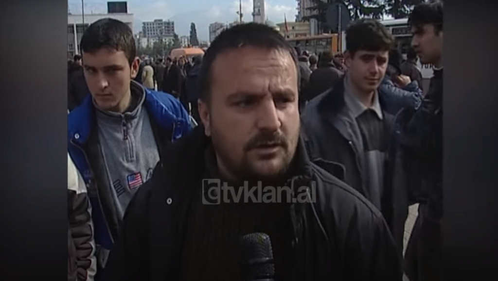 Kambistët dalin në protestë  (3 Shkurt 2004)