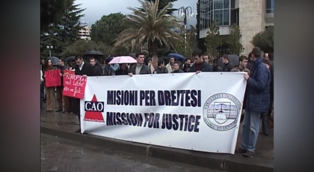 Festa e 8 Marsit, të rinjtë në protestë kundër sistemit të korruptuar të drejtësisë (8 Mars 2004)