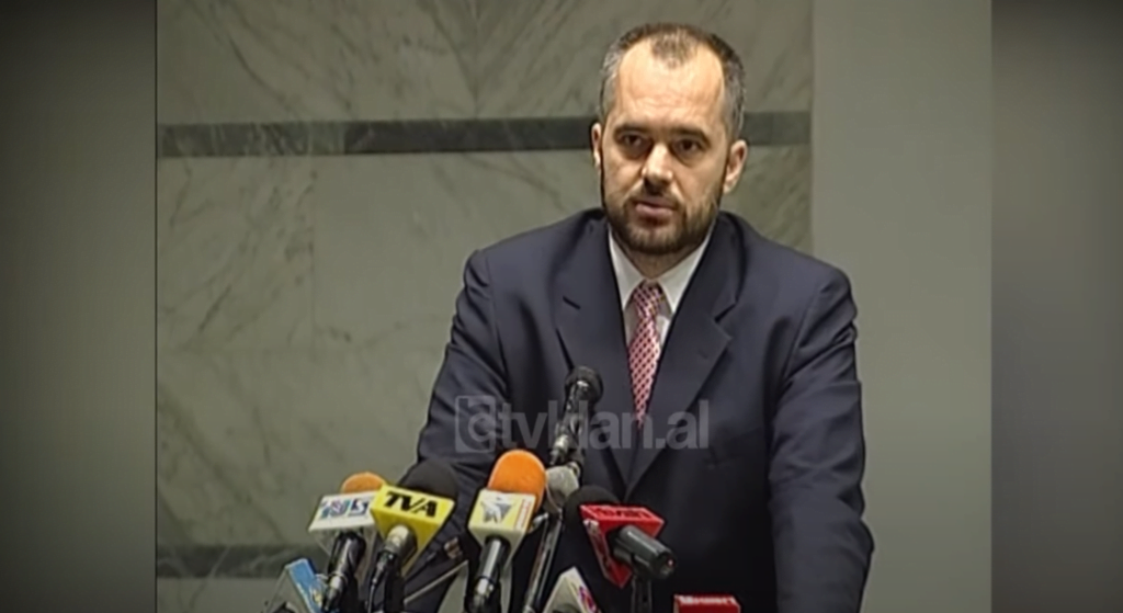 Edi Rama në Asamblenë e  Shoqatës së Bashkive  të Shqipërisë (3 Shkurt 2004)