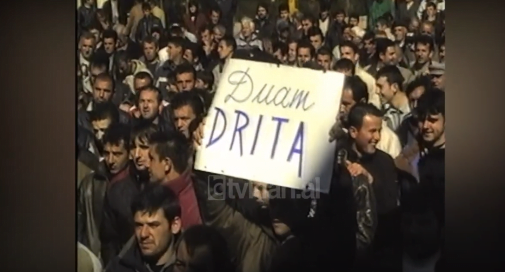 Qytetarët e Përrenjasit në protestë për shkak  të ndërprerjes të energjisë  elektrike (7 Mars 2004)