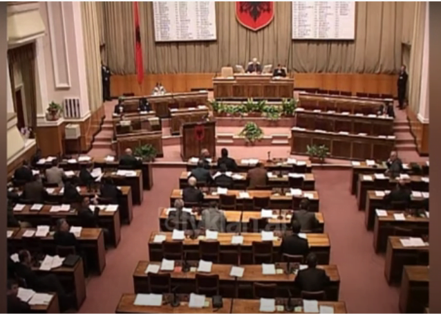 Parlament, dështon komisioni hetimor për tragjedinë e 9 Janarit &#8211; (29 Janar 2004)