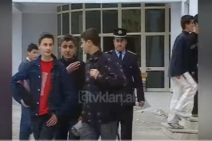 Opinione nxënësish për policinë në shkolla &#8211; (6 Prill 2004)