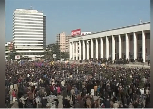 Opinione qytetarësh për protestën e PD në Tiranë &#8211; (21 Shkurt 2004)