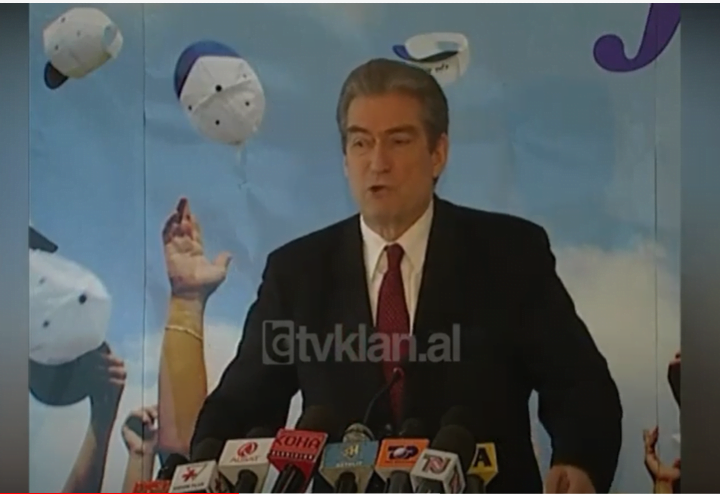 Sali Berisha akuzon Nanon dhe Toskën për bllokimin e qytetarëve në protestë &#8211; (22 Shkurt 2004)