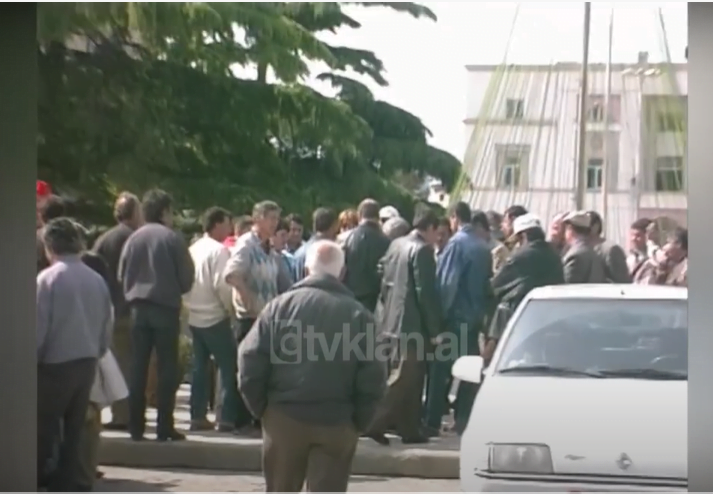 Tregtarët durrsakë protestojnë para bashkisë për mbylljen e tregut &#8211; (21 Prill 2004)