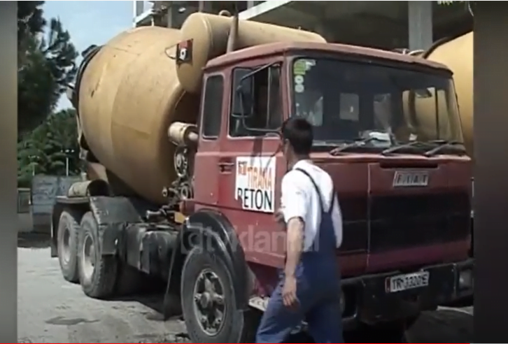 Punëtorët e pashpresë në festën e 1 Majit &#8211; (1 Maj 2004)