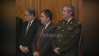 Dekorimi i Gjergji Saulit nga presidenti Moisiu (18 Maj 2004)