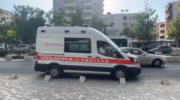 Me makinë në anën e kundërt të rrugës, 28-vjeçari përplas një vajzë dhe një makinë në Tiranë
