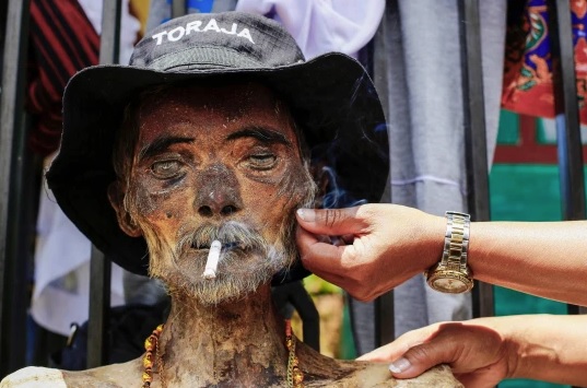 E pazakontë! Familjarët veshin kufomat e të afërmve të vdekur, madje iu ndezin cigare (FOTO)