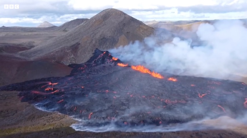 PAMJET / Spektakël në Islandë, shpërthimi i vullkanit mahnit turistët