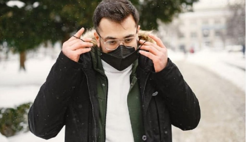 Kjo maskë ju paralajmëron nëse viruse si gripi dhe koronavirusi janë të pranishme në ajër