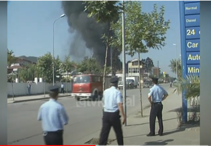 Zjarr i madh në hyrje të Tiranës, flakët rrezikojnë zonën përreth &#8211; (2 Gusht 2004)