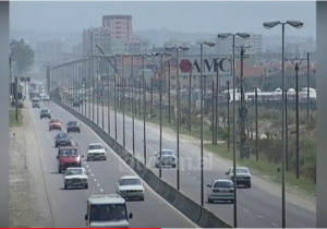 Trafik i rënduar në autostradën Tiranë-Durrës &#8211; (8 Gusht 2004)