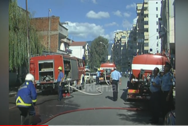 Zjarri përfshin një banesë pranë shkollës së “Baletit” në Tiranë &#8211; (22 Gusht 2004)