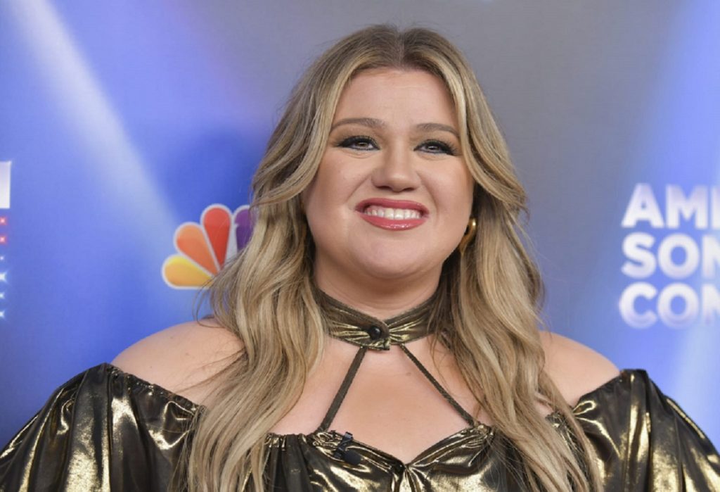 Kelly Clarkson merr yllin në Walk of Fame