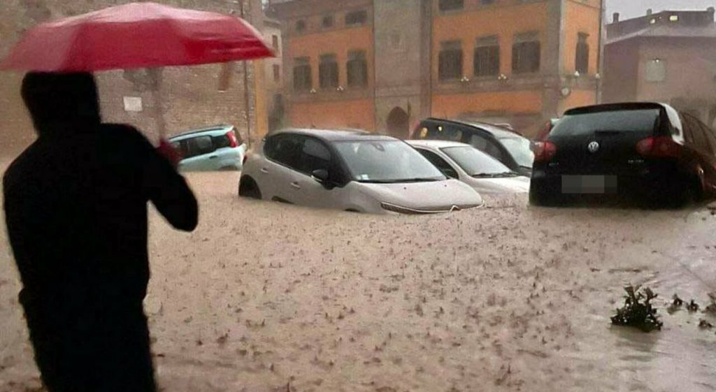 Përmbytje në Itali, 10 të vdekur dhe 4 të zhdukur - Tv Klan
