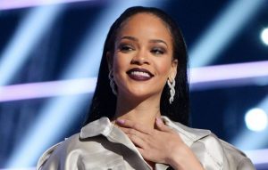 Rihanna shfaqet për herë të parë në publik, pas lajmit  se do performojë në “Super Bowl”