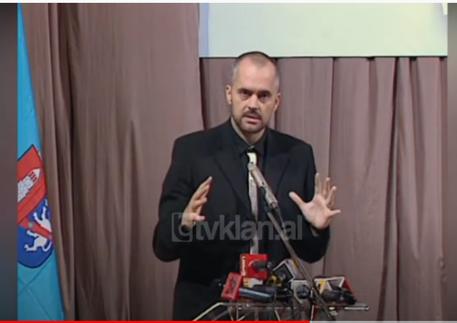 Edi Rama shpërblen me bursë nxënësit me 10-ta të kryeqytetit &#8211; (29 Shtator 2004)