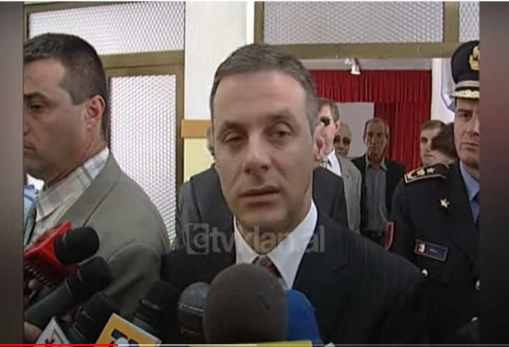 Ministri i Rendit Toska pranon prodhimin e drogave në Shqipëri &#8211; (4 Tetor 2004)