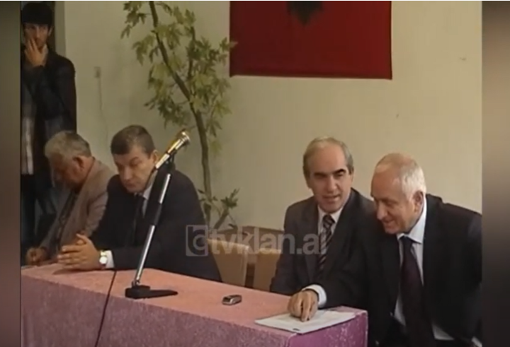 Konferenca e PSD në Berat, vazhdon përplasja mes Gjinushit dhe Apostolit &#8211; (16 Tetor 2004)