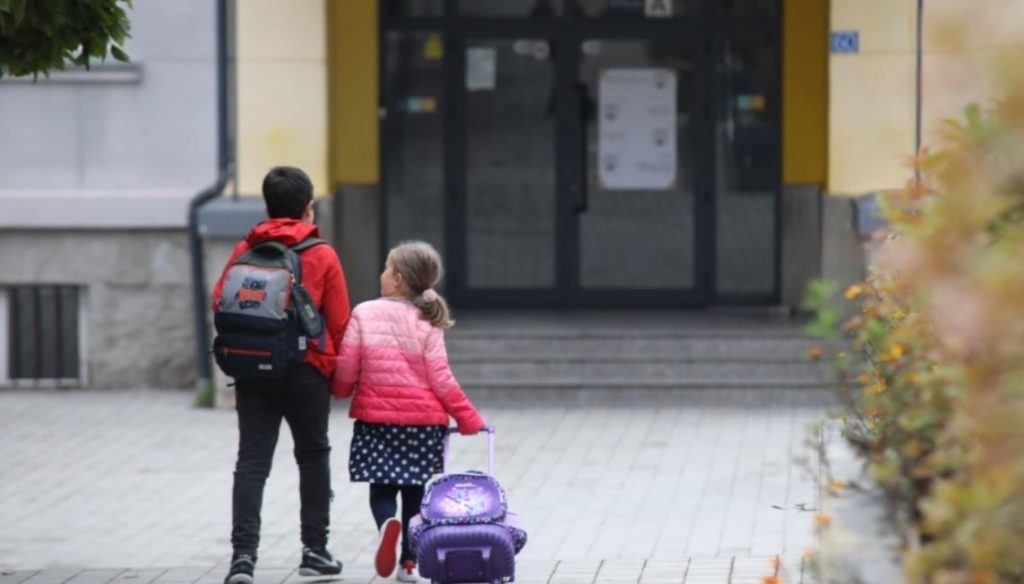 Kosovë, nxënësit kthehen në shkolla