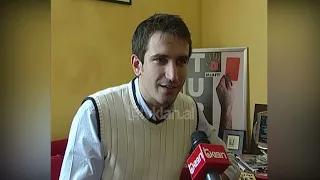 Policia gris posterat e lëvizjes “MJAFT” (22 Tetor 2004)