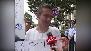 Pankarta dhe improvizime nga studentët përpara Ambasadës Italiane (27 Gusht 2004)