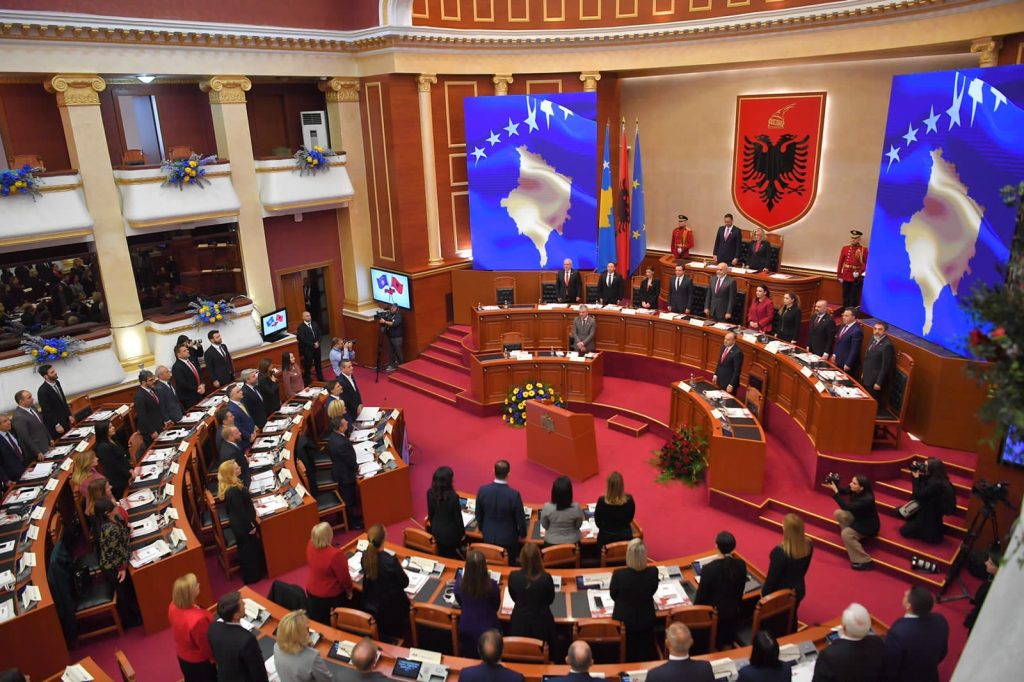 Mblidhen 2 parlamentet Shqipëri-Kosovë